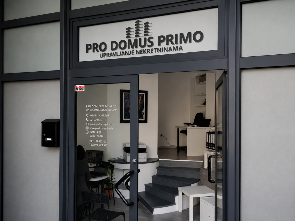Pro Domus Primo ulazna vrata